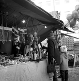 Försäljning av smycken och leksaker på Hindersmässan, 1960-tal