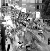 Snabba rörelser bland besökarna på marknadsafton, juni 1972