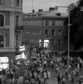 Många besökare på marknadsafton, 1970-tal