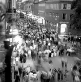 Myller av folk på marknadsafton, juni 1972