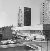 Parkering för bil och cykel bakom Krämaren, 1960-tal