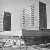 Cyklister i korsningen Köpmangatan och Rudbecksgatan bakom Krämaren, 1970-tal