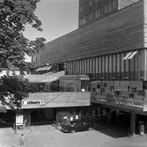 Bil vid garageinfart från Köpmangatan under Krämaren, 1963-1964