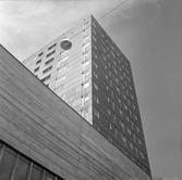 Krämarens ena höghus samt kanten på takträgården, 1960-tal