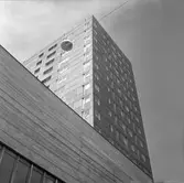 Krämarens ena höghus samt kanten på takträgården, 1960-tal