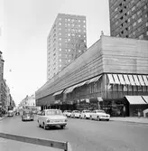 Trafik på Drottninggatan framför Krämaren, 1960-tal
