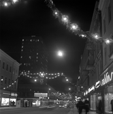 Julbelysning på Drottninggatans mot Krämaren, 1960-tal