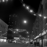 Julbelysning på Drottninggatans affärer och Krämaren, 1965