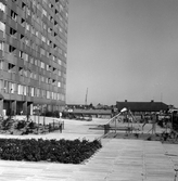 Lekplats med sandlåda och rutschbana på Krämarens takterass, 1960-tal