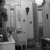 Del av sovrum i lägenhet i Krämarens höghus, 1960-tal