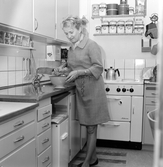 Kvinna i kök i Krämarens höghus, 1960-tal