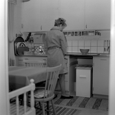 Kvinna i kök i Krämarens höghus, 1960-tal