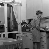Matlagning i kök i Krämarens höghus, 1960-tal