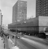 Bilar och cyklar utanför Krämaren, 1968-1972