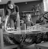 Fröken serverar lunch på daghemmet i Almby, 197-tal