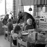 Personalen hjälper till vi lunchen på daghemmet i Almby, 1970-tal