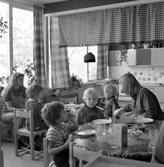 Barnen väntar på sin lunch på daghemmet i Almby, 1970-tal