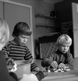 Barn bygger med lego på daghemmet i Almby, 1970-tal