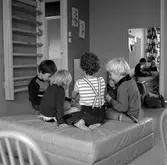 Lekande barn sitter på madrass på daghemmet i Almby, 1970-tal