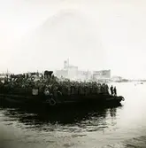 Vy över Kalmarsund. Landstigningsbåt på ingång. Balter i tysk uniform och tyskar. Ungefär 3000 soldater varav hälften kom till Kalmar från tyskarnas sista utpost i Kurland i Lettland.