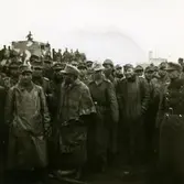 Balter i tysk uniform och tyskar. Ungefär 3000 soldater varav hälften kom till Kalmar från tyskarnas sista utpost i Kurland i Lettland.