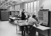 Avdelning G-data 1, våning 4 tr. Fem datamaskiner av märket IBM 360/30 ingår i datahallens stora maskinpark. En vanlig dag klarar man
av bokföringen på 40 maskintimmar, inberäknat utskrift av bokföringslistor.