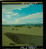 2791 Tunisien Kartago. Ett nät och båtar på strand.