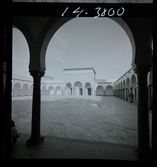2791/1 Tunisien allmänt. Pelargång med valv på innergård i moské.