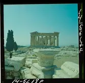 2795 Grekland Akropolis med runierna av bl.a. templet Parthenon, delar av kolonner på marken.