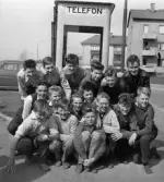 Sexton killar från klass 8 B i Kungsbergsskolan försöker slå det svenska rekordet i hur många som ryms i en telefonkiosk