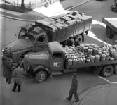 En lastbil från Mjölkcentralen har just krockat med en lastbild med socker i hörnet St Larsgatan och Kungsgatan. 