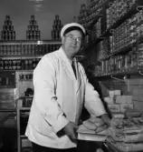 Charkuterist Per Pettersson i Tannefors på Nya Tanneforsvägen 67. Han hade i mars 1954 ersatt kyldisken med kylplattor. 