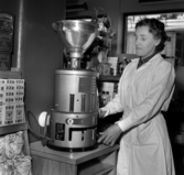 Fru Ines Carlsson demonstrerar kaffekvarnen i Felix livsmedel på Ekorrvägen 2 i Ånestad