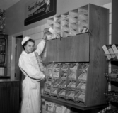 Fröken Karin Westling fyller på hårt bröd i en brödautomat