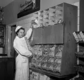 Fröken Karin Westling fyller på hårt bröd i en brödautomat