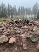 En stensättning, L1970:3018 under utgrävning med stensättning L2022:2590 i bakgrunden. Platsen är fastigheten Gunnarsbo 1:3, nordväst om Mullsjö i Jönköpings län.
