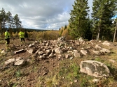 En stensättning, L1970:3018 under pågående arkeologisk undersökning inom fastigheten Gunnarsbo 1:3 nordväst om Mullsjö i Jönköpings län.