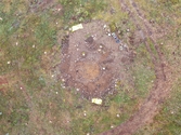 Drönarbild av två stensättningen L2022:2590, inom fastigheten Gunnarsbo 1:3 nordväst om Mullsjö i Jönköpings län. Stensättningen har grävts ut vid en arkeologisk undersökning och det som återstår är dess kantkedja.