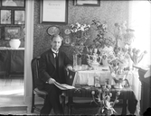 Rumsinteriör, en man. 
Fotograf Samuel Lindskog.