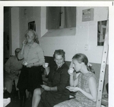 Lärare Ebbe Gustafsson sittande till vänster, stående Margot Johansson
, Mölndals Målarskola på Tempelgatan.
