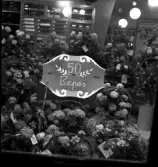 Bepes 50 år. Butiken fylld av blombuketter.