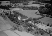 Flygfoto över By kyrka år 1965.