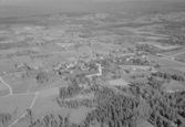 Flygfoto över Boda. Boda kyrka och Boda bebyggelse år 1950.