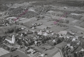 Flygfoto över Boda. Boda kyrka och Boda bebyggelse, Rättvik kommun, år 1950.