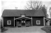 Framsidan av komministergården i Möklinta.