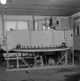 Nya maskiner och arbetsredskap till konservfabrik.  Maskinell utrustning troligen tillverkad vid Lysekils Mekaniska verkstad.