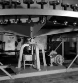 Nya maskiner och arbetsredskap till konservfabrik.  Maskinell utrustning troligen tillverkad vid Lysekils Mekaniska verkstad.