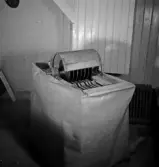 Nya maskiner och arbetsredskap till konservfabrik.  Maskinell utrustning troligen tillverkad vid Lysekils Mekaniska verkstad.