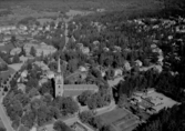 Flygfoto över Falun. Stadsbebyggelse och Stora Kopparbergs kyrka 1956.