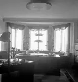 Interiör vardagsrum med kontor.